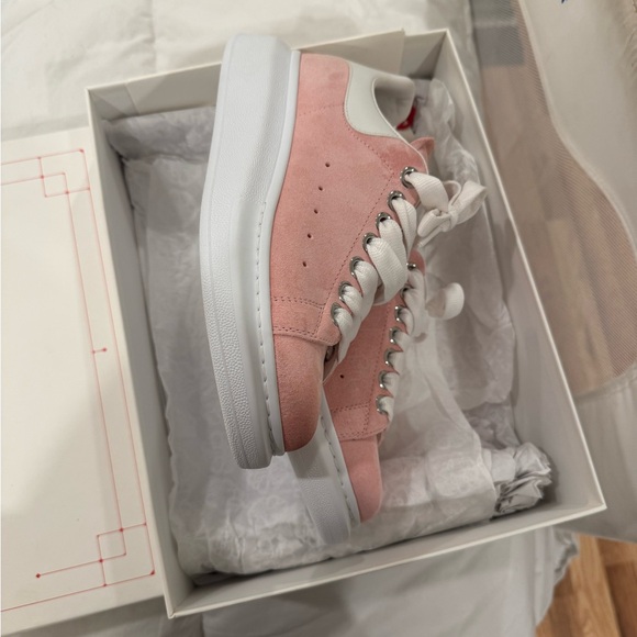 Sneaker - Picture 2 of 8